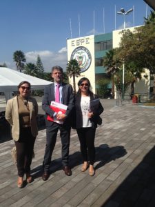 En la Escuela Superior Politécnica del Ejercito (ESPE) en Quito con María Mercedes y Pilar.